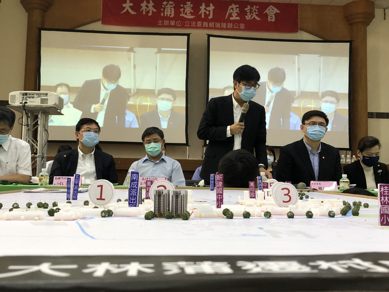 立法委員賴瑞隆（右2）27日上午邀高雄市長陳其邁（右3）、經濟部長王美花（右）到大林蒲召開遷村座談會，提出小港區沿海6里遷村草案，同時也了解居民對遷村草案的疑問及疑慮。