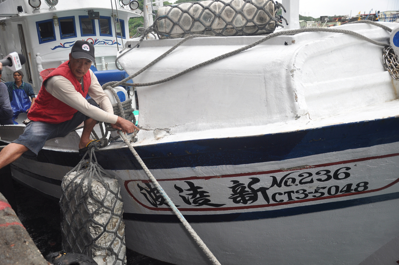 蘇澳籍漁船「新凌波236」27日在釣魚台海域遭日本公務船衝撞，船長陳吉雄（圖）28日返港說，當時只是要進入釣魚台外海12浬內撿拾漁具，就在沒有被示警情況下遭撞，日方罔顧台灣漁民生命與財產安全。(圖：中央社)