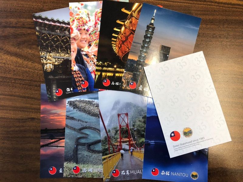 為紀念台灣與蒙大拿州姐妹關係35週年，駐西雅圖辦事處以台灣美景為主題製作限量版名信片推展台灣觀光與人文特色，並以姐妹州主題，在蒙州政府辦公廳佈置台灣會議室。（駐西雅圖辦事處提供）