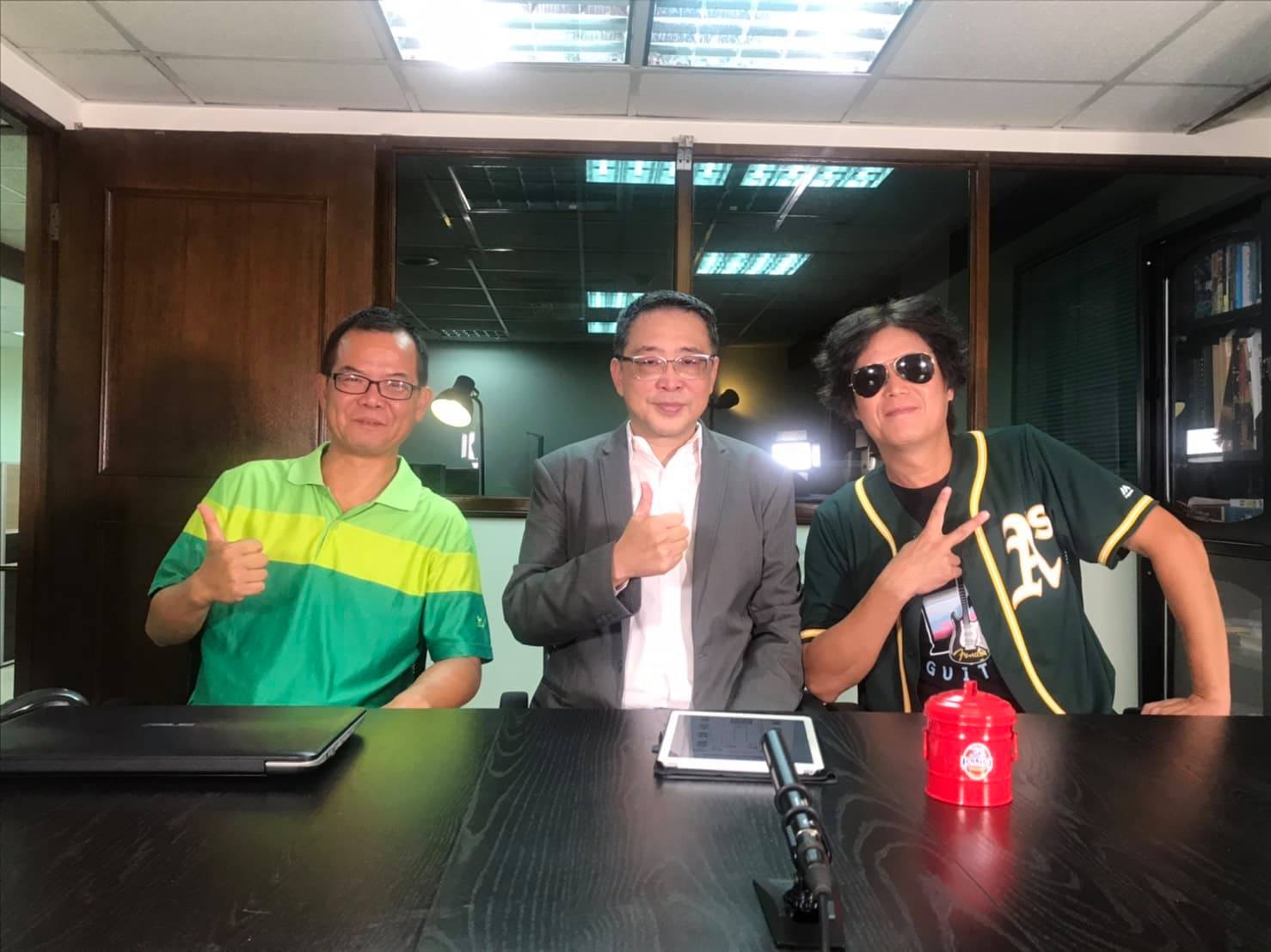 熱愛棒球的吳永吉(右)近日應棒球評論員楊宗樺(中)邀請，上網路節目「最棒棒球幫」，分析即將開打的美國大聯盟季後賽戰況。 (星創娛樂有限公司提供)