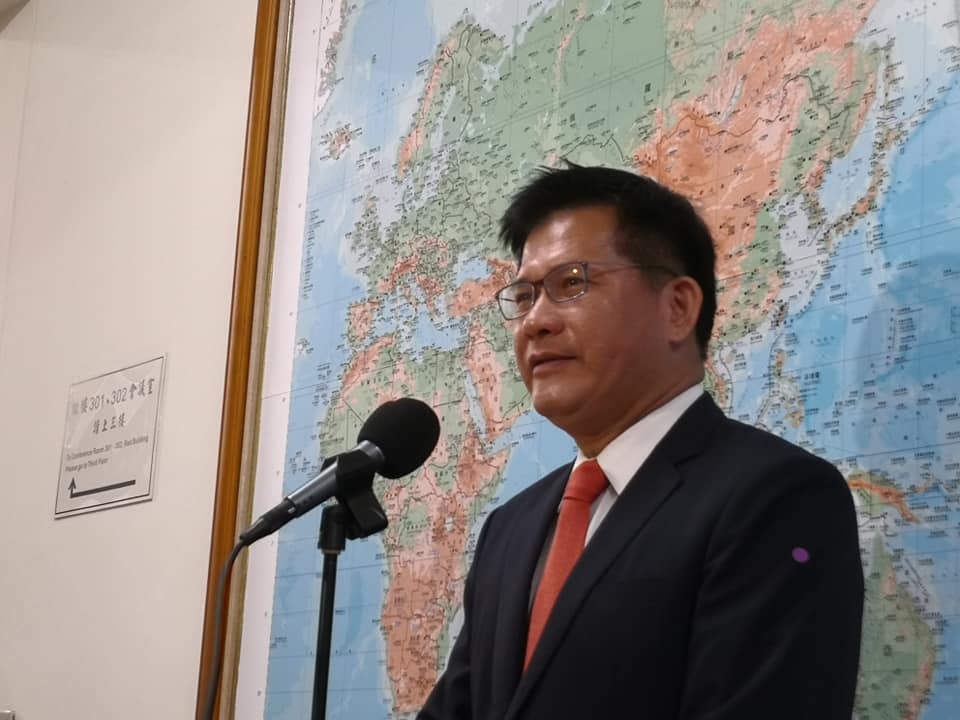 交通部長林佳龍(圖)28日向行政院長蘇貞昌報告安心旅遊成效，蘇貞昌支持交通部觀光局安心旅遊補助續辦到10月底，預計中秋及雙十連假出遊民眾，仍可享用這項補助。(資料照/劉玉秋 攝)