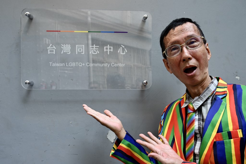 同志運動先驅祁家威爭取跨國同婚權益，與一名馬來西亞僑生赴戶政機關登記遭拒，提告請求准許登記同婚。(AFP)