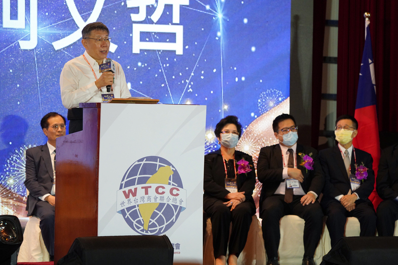 台北市長柯文哲（前）29日上午前往台北圓山大飯店，出席「世界台灣商會聯合總會第26屆年會」開幕典禮致詞。(圖:中央社)
