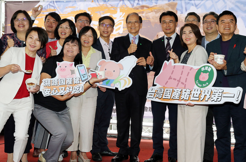 民進黨立委周春米（前右2）、伍麗華（前左2）、劉世芳（前左3）、鍾佳濱（前左4）29日在立法院舉辦記者會，共同推廣國產豬肉，立法院長游錫堃（後右4）、農委會主委陳吉仲（後右3）也到場支持。(圖:中央社)