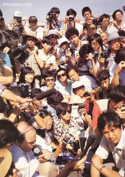 5月24日天安門廣場，首都各界愛國維憲聯席會議召開記者會宣告成立。前右一：王軍濤（六四檔案）