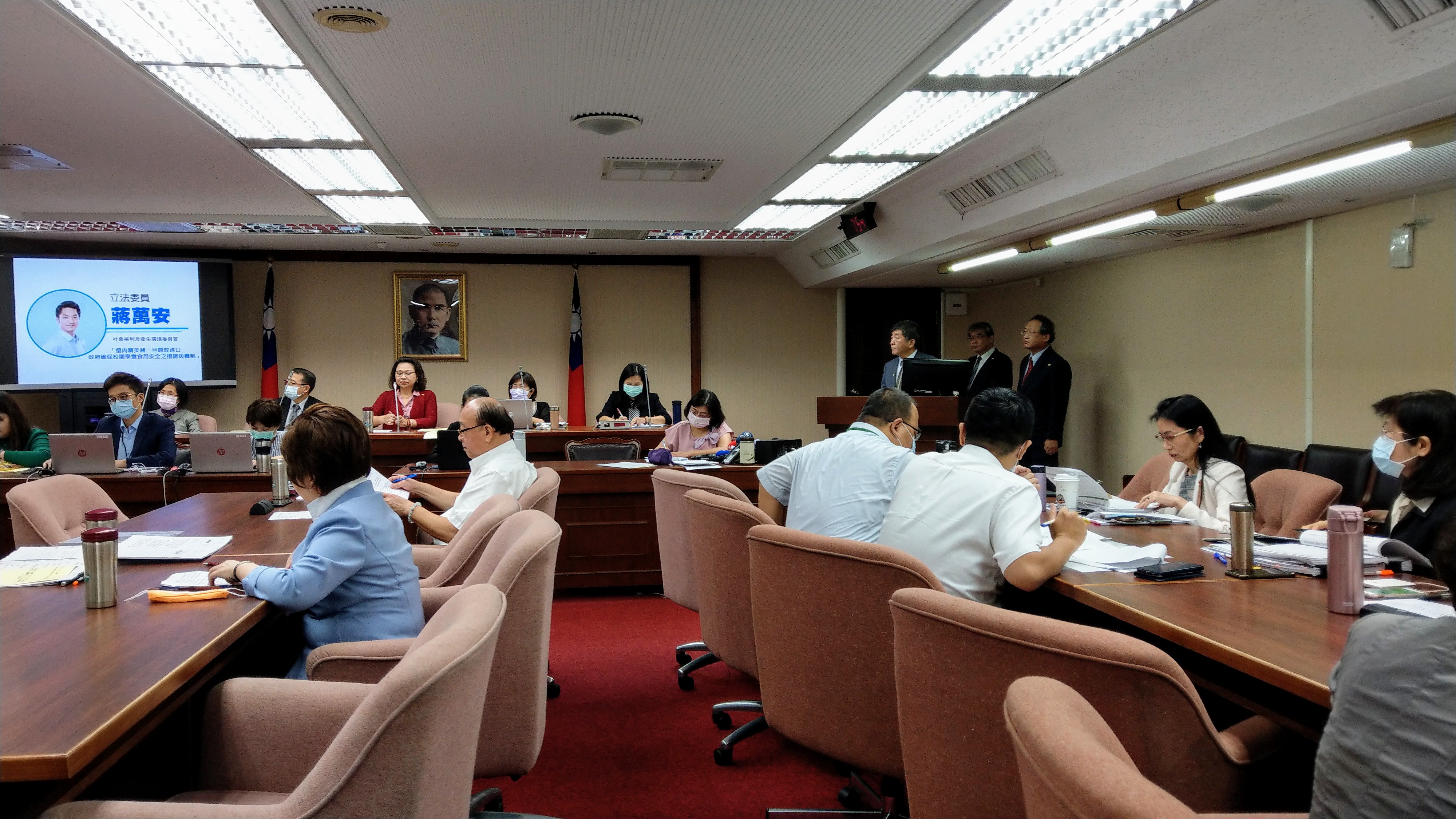 立法院衛環委員會30日安排相關部會報告美豬開放後的校園食用安全。(劉品希 攝)