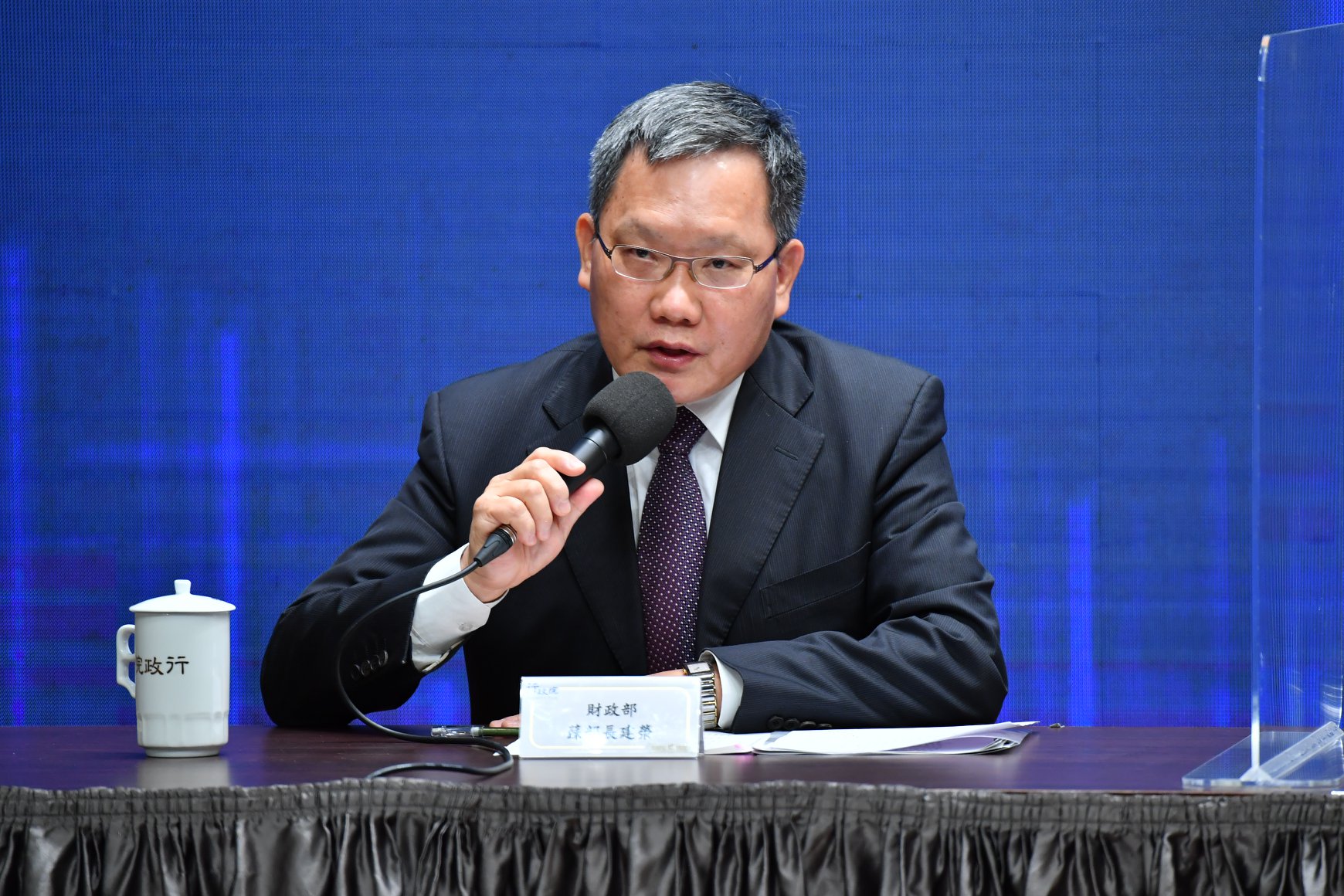 財政部長蘇建榮證實，國安基金正隨時視情況進場，而台股終場拉尾盤，指數由黑翻紅，以小漲29點作收。(行政院提供)