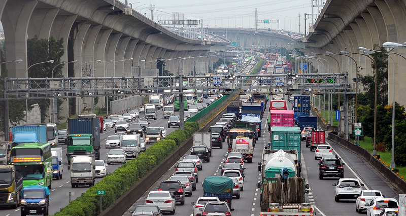 為了迎接可能是中秋假期史上最大的疏運潮，交通部積極備戰，並推出多項創新措施。(圖：中央社)