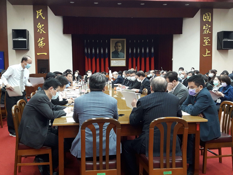 立法院財政等6個委員會聯席會議9月30日審查規模新台幣2100億元的「紓困3.0」追加預算案，經朝野立委討論，合計通過減列5300萬元，將提報院會討論，院會討論前須交由黨團協商。(圖:中央社檔案照片)