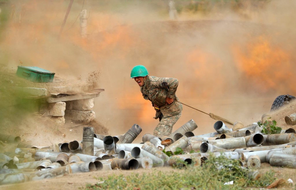 亞美尼亞與亞塞拜然為納哥諾卡拉巴克地區(Nagorny Karabakh)爆發的激烈衝突30日進入第四天。圖為亞美尼亞國防部於推特公布交火畫面。(AFP)