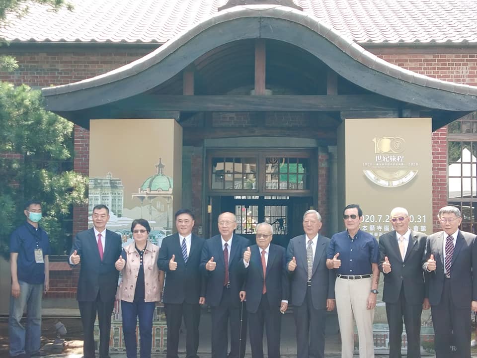 台北市設市滿100週年，台北市政府1日邀請歷任市長、議長齊聚一堂，回顧台北市百年發展歷程。(王韋婷攝)