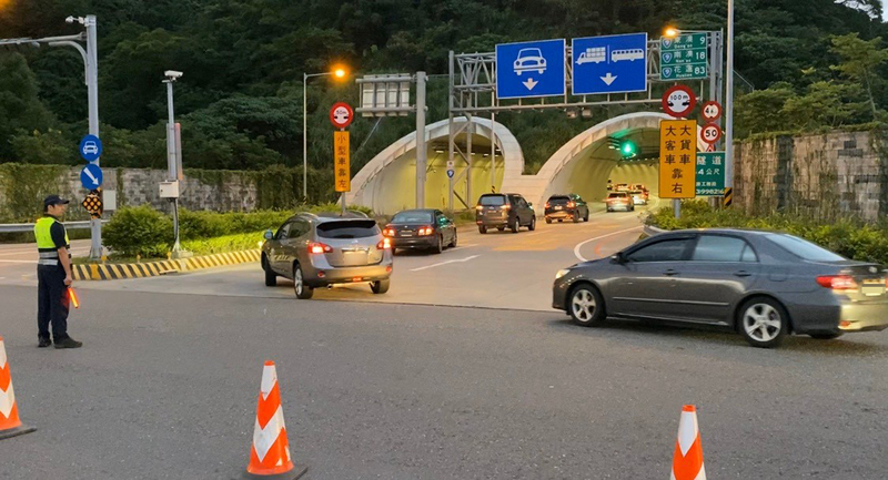 因應中秋連假車潮，蘇澳警方加派警力，加強疏導蘇花改沿線交通。（警方提供）