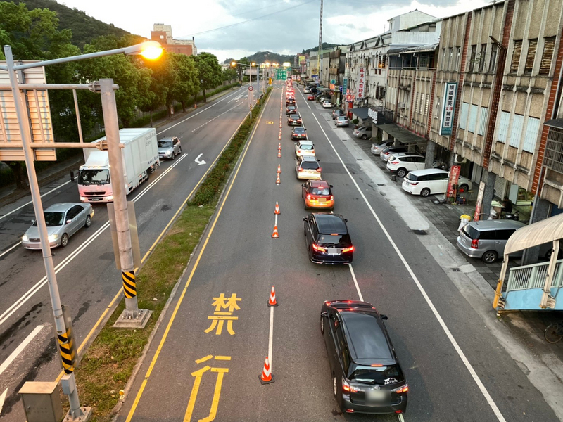 中秋連假首日，蘇花公路改善路段從1日凌晨4時30分起就出現車多情況，車流從蘇花改蘇澳端一路回堵至蘇澳新站前，回堵至少3.5公里。（警方提供）