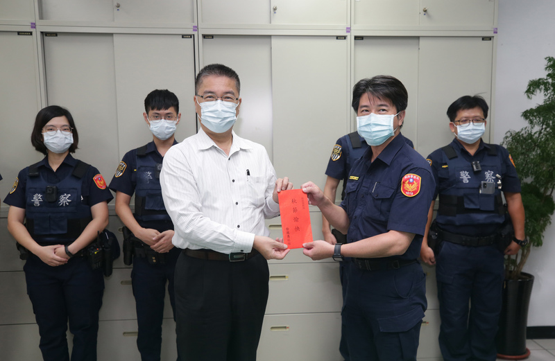 內政部長徐國勇（前左）1日至鐵路警察局台北車站台北分駐所致贈加菜金，感謝警察同仁在連假期間值勤辛勞。(圖：中央社)