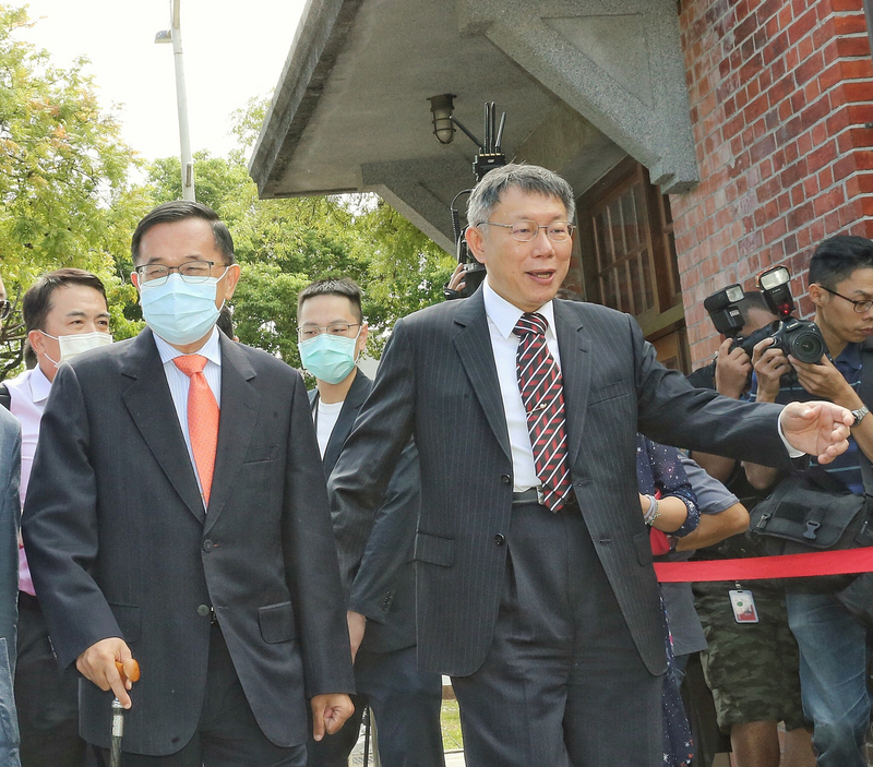 台北市設市百年，北市府1日邀請歷任市長參觀紀念特展並交流分享，現任市長柯文哲（前右）及前總統陳水扁（前左）等出席。(圖：中央社)