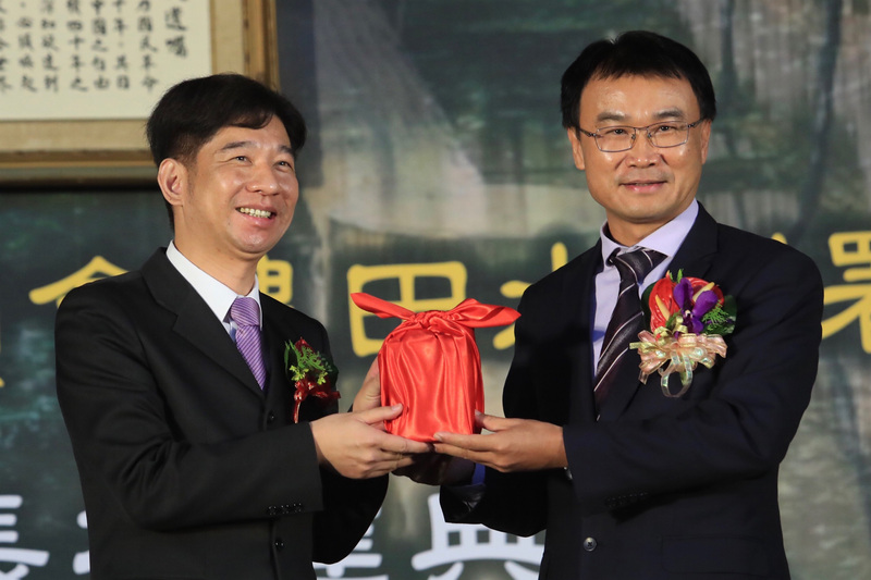 農田水利署揭牌暨署長及17名管理處處長布達典禮1日舉行，農委會主委陳吉仲（右）出席主持，將印信交給首任署長蔡昇甫（左）。(圖：中央社)