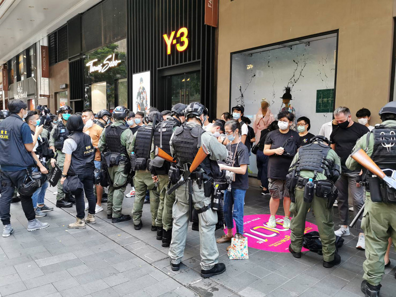 港媒引述消息指出，香港特別任務警察(特務警察)已增至1,200人，懲教署人員約占200名。圖為港警日前在街頭盤查。(圖:中央社)