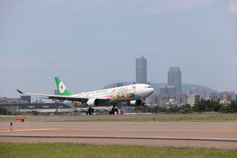 11月物價轉正，機票價格創20年來新高。（長榮航空提供）