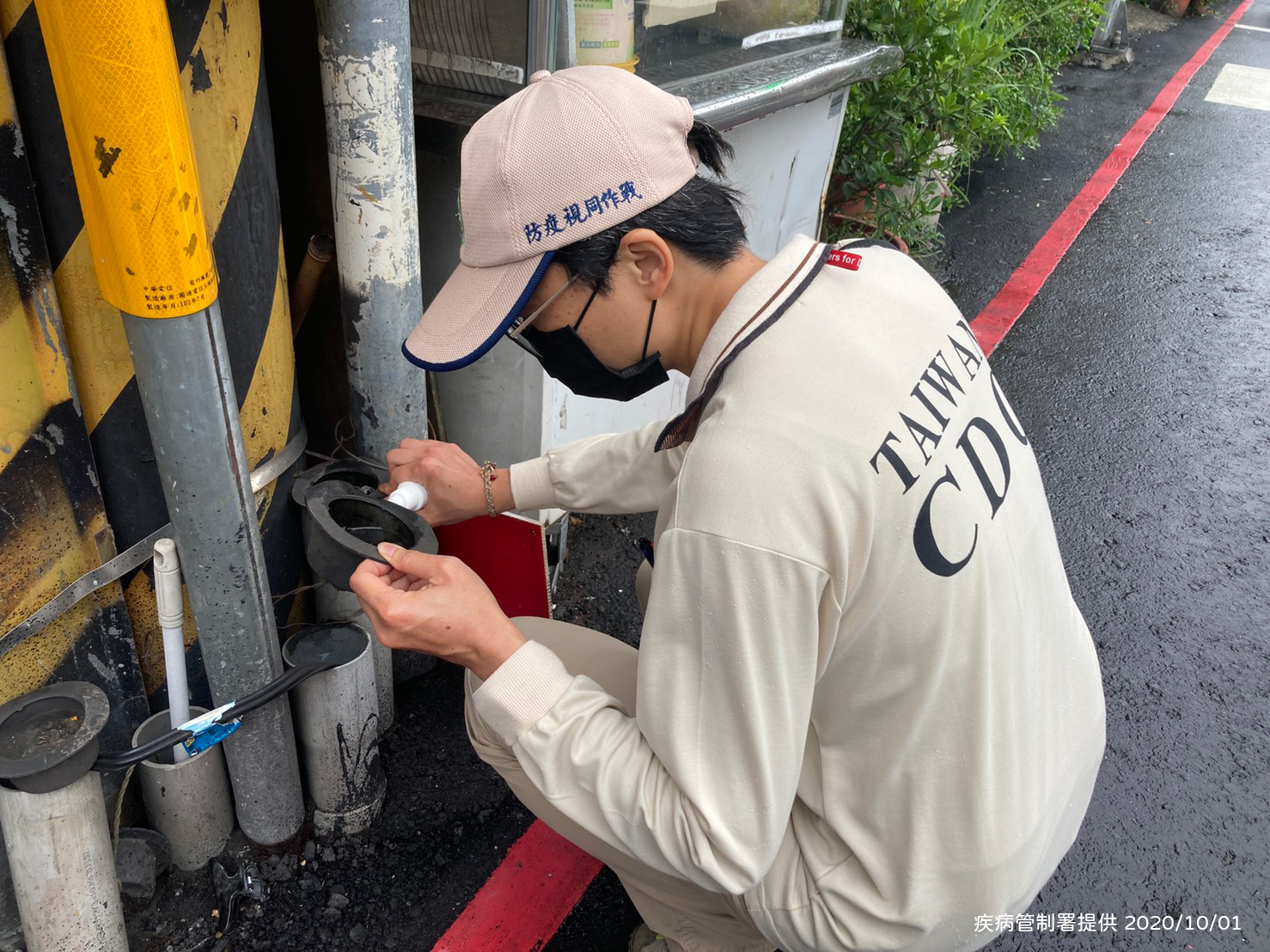 新北三峽本土登革熱群聚新增2名確診個案，防疫人員持續加強五寮里孳生源查核。(疾管署提供)