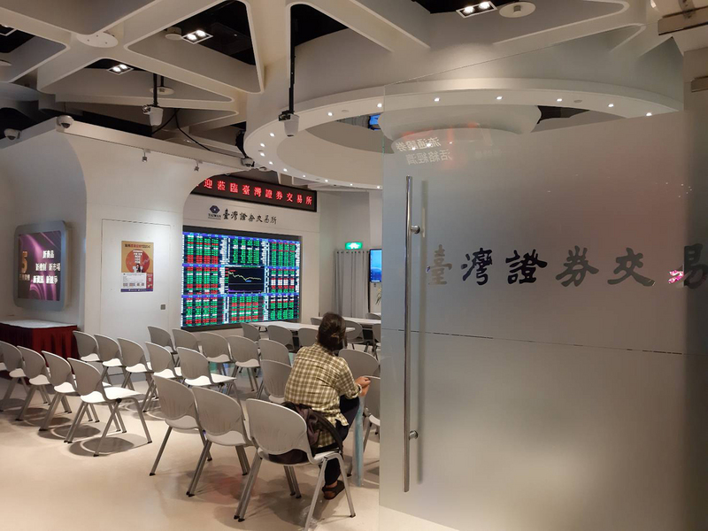 盤中零股交易制度在10月26日上路，與整股的普通交易時段相同，自上午9時開盤至下午1時30分收盤，不過第一次撮合時間為上午9時10分。(資料照片/CNA)