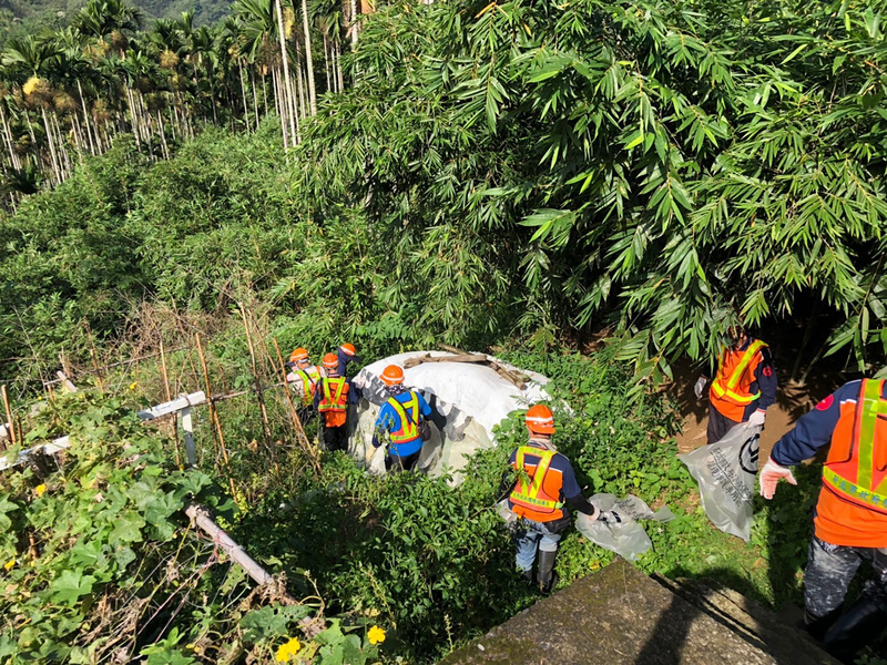 新北市三峽區登革熱群聚疫情擴大，2日再添5確診病例，累計已達30例。新北市衛生局表示，本次疫情截至目前已動員近677人次巡檢社區環境，清除5544個積水容器，116.5噸垃圾，衛教宣導87場次，計3667人參與，8人次巡邏高風險管制區。（新北衛生局提供）