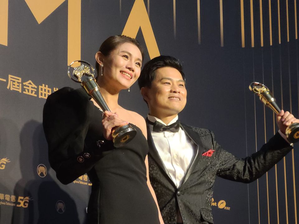 第31屆金曲獎最佳台語男、女歌手蘇明淵（右）、朱海君（右）。（江昭倫 攝）