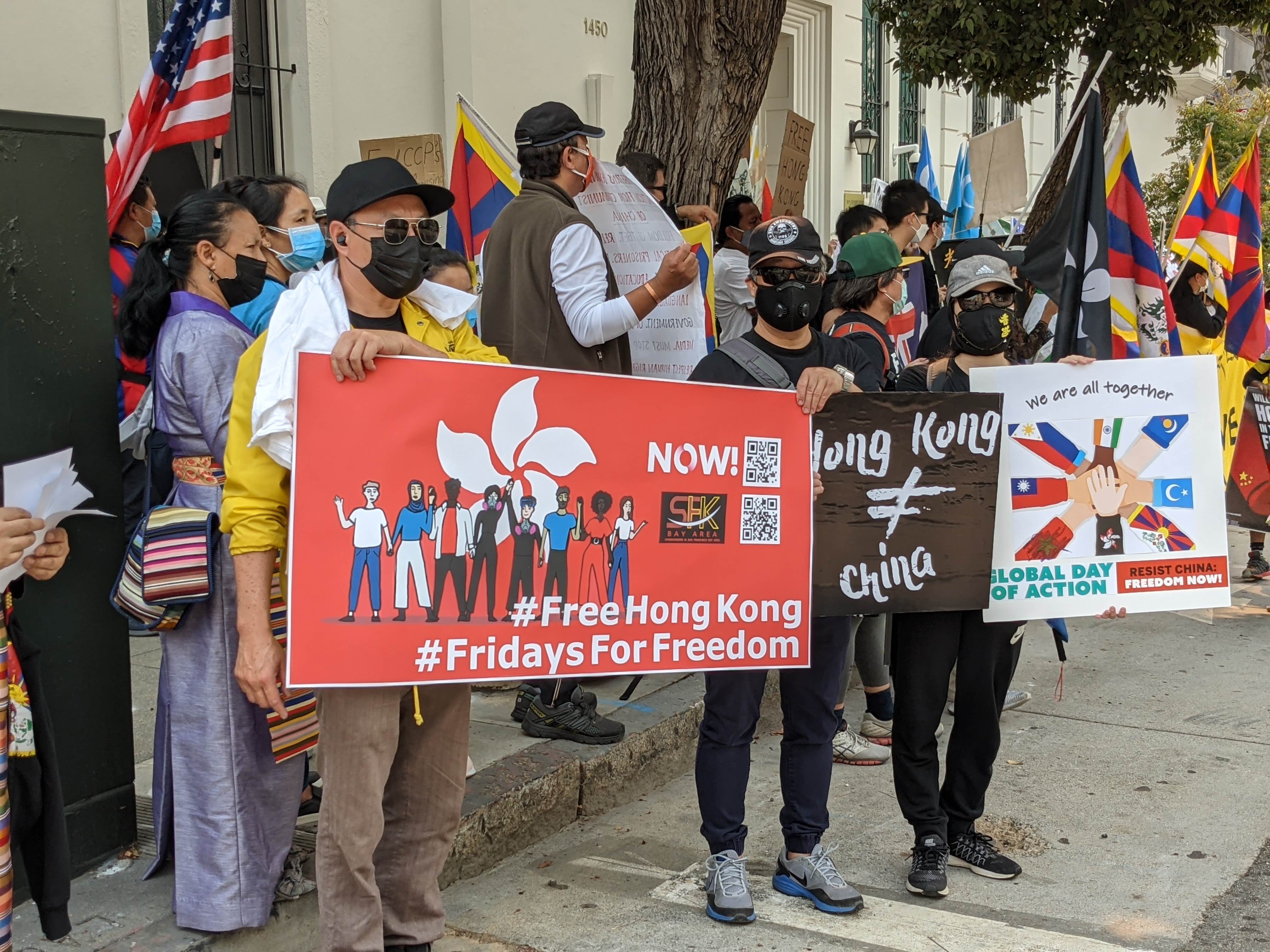 在10月1日中共建政週年這天，洛杉磯的中國領事館外，代表維吾爾人、香港、台灣、中國海外民主人士等團體聚集抗議，響應世界各大城市的抗中運動。(圖取自推特)