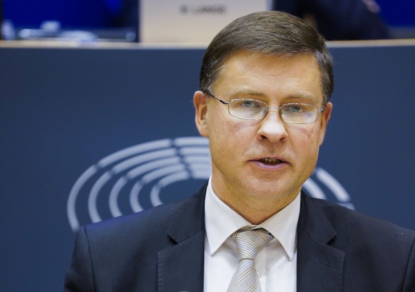 歐盟新任貿易執委杜姆布羅夫斯基斯(Valdis Dombrovskis)2日出席聽證會。 (圖:推特)