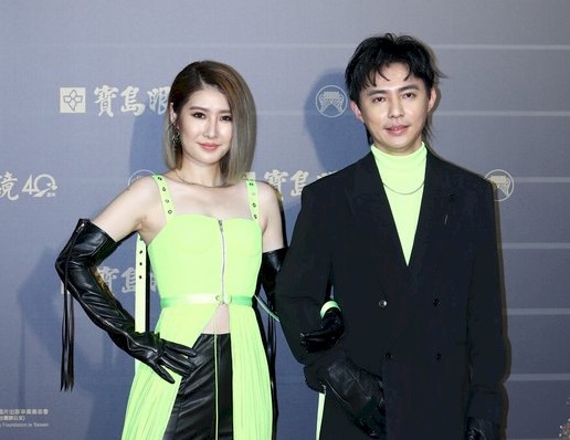 第31屆金曲獎典禮3日舉行，頒出第一個獎項「最佳演唱組合獎」，由電子音樂組合Chick en Chicks摘下。(圖：中央社)