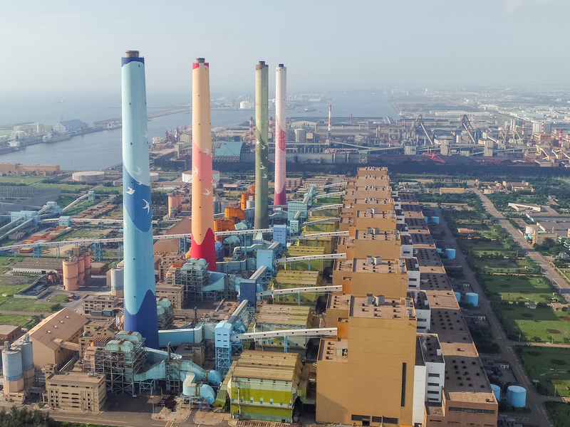 環保署2月間撤銷台中市環保局對台中火力發電廠做出的3項處分。環保局聲請停止執行，一審被駁回後提起抗告，二審29日駁回抗告確定。(圖：中央社)