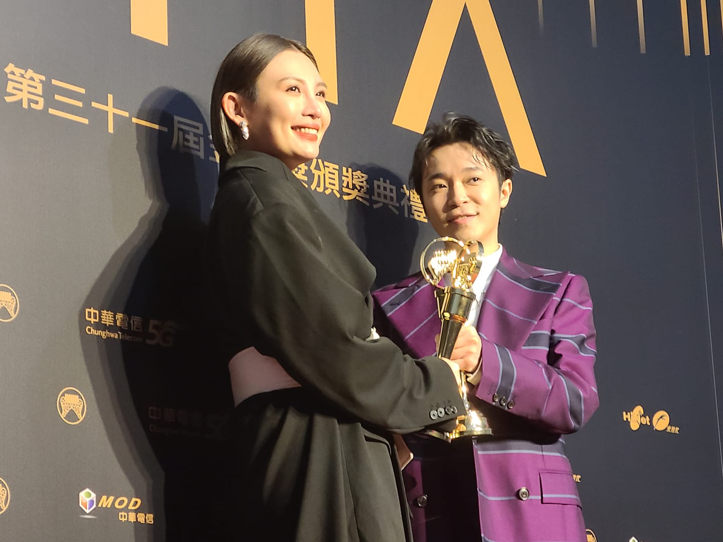 第31屆金曲獎得獎名單揭曉，歌手魏如萱(左)奪下歌后，吳青峰(右)榮登歌王寶座。(江昭倫攝)