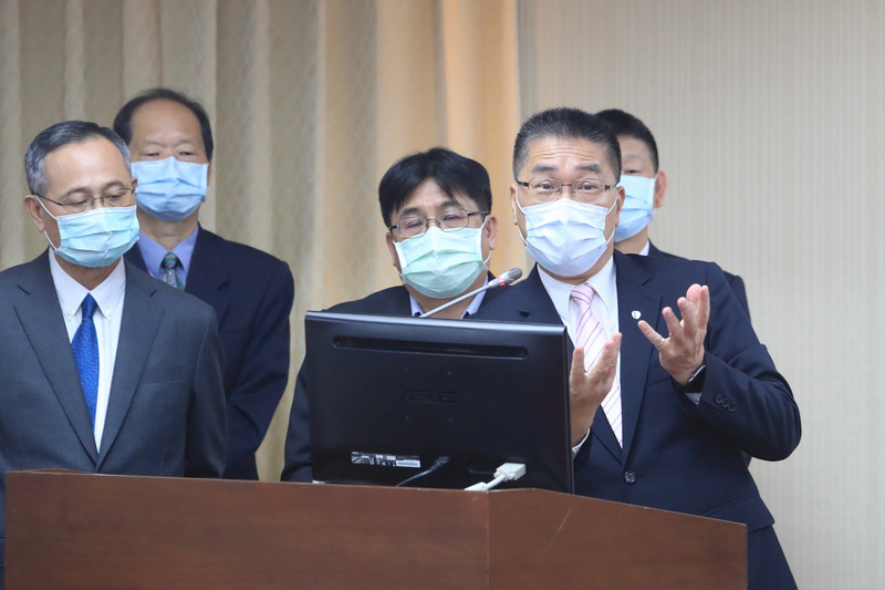 內政部長徐國勇（前右）5日在立法院內政委員會備詢。(圖：中央社)