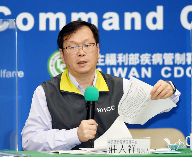 中央流行疫情指揮中心發言人莊人祥5日下午在記者會中，說明台灣武漢肺炎再新增1例境外移入個案等訊息。(中央社)