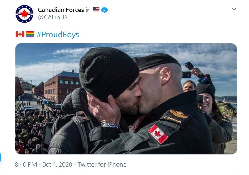 加拿大軍隊(Canadian Armed Forces)在美國的官方推特帳號，也分享了一個軍人親吻他伴侶的頭像，並附上加拿大國旗和彩虹驕傲旗幟的表情符號、以及＃驕傲男孩的標籤。(圖:推特)