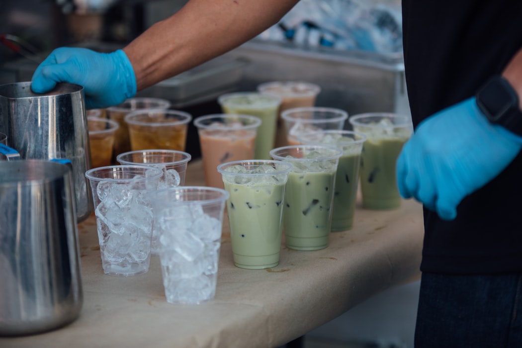 2021年起手搖飲標示加嚴 需揭露糖量熱量與咖啡因。 (圖:unsplash)