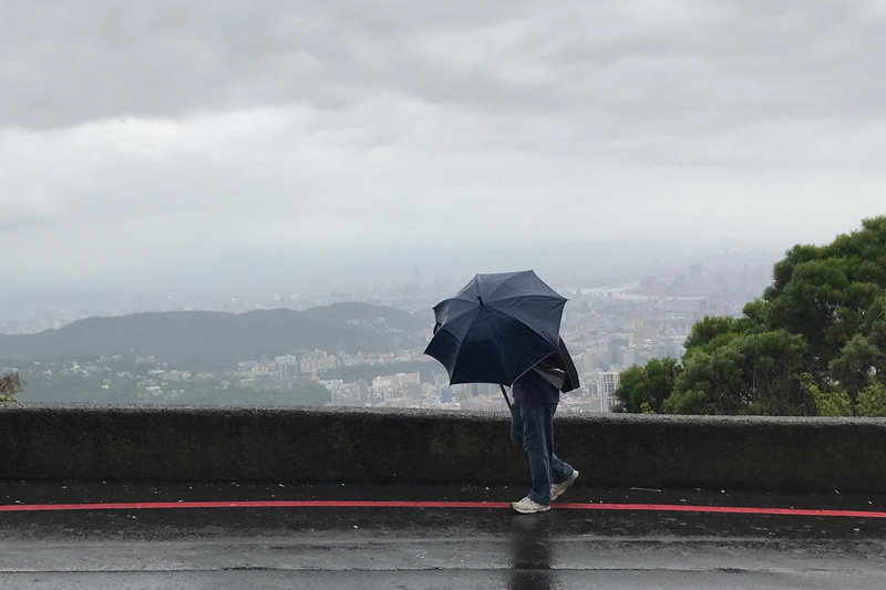 中央氣象局11日表示，國慶收假日晚間起，直到下周二，台灣在東北風及菲律賓北方形成的熱帶性低氣壓影響下，東北部將出現比較明顯的降雨。(圖：中央社)