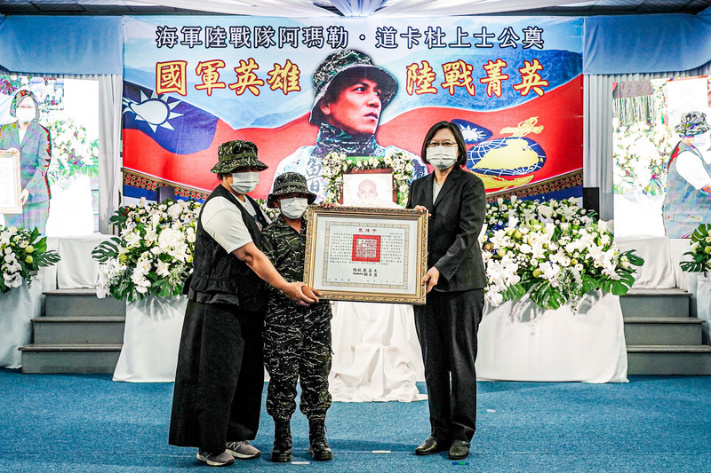 因漢光演習覆艇傷重不治的海軍陸戰隊上士阿瑪勒．道卡杜，6日在屏東生命園區舉行公奠，總統蔡英文（右）親頒褒揚令，由阿瑪勒的姐姐及大女兒接受。（海軍陸戰隊提供）