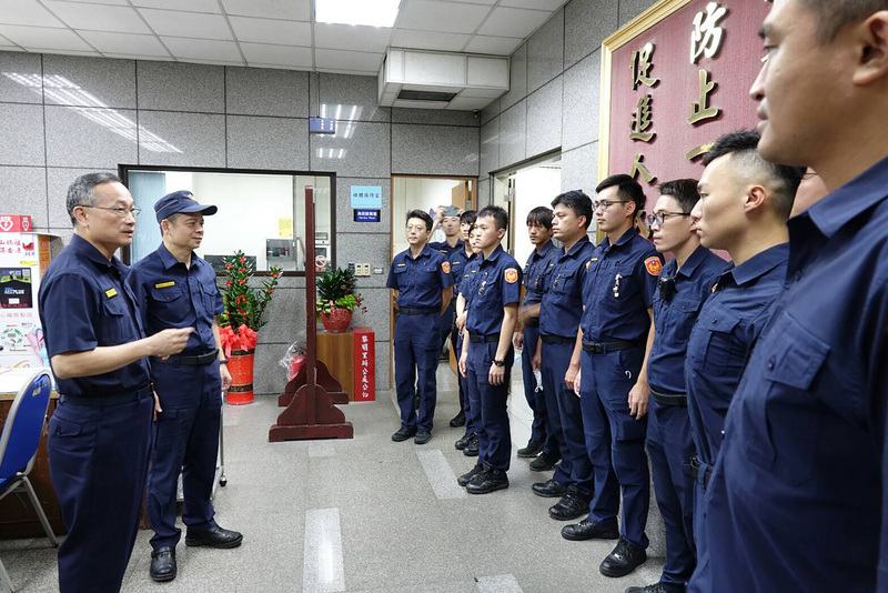 警政署通令各警察機關，即日起至11月14日成立第三級聯合指揮所。圖為署長陳家欽（左）日前赴警局頒贈慰問金。（資料照 / 台北市警察局中正第一分局提供）