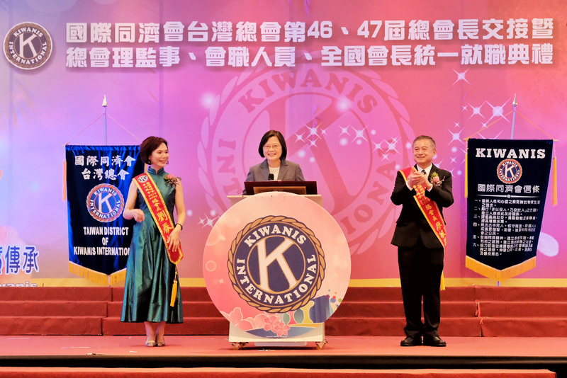 總統蔡英文（中）6日到桃園，出席國際同濟會台灣總會第46、47屆總會長交接暨總會理監事、會職人員、全國會長統一就職典禮，見證卸任總會長劉春快（左）與新任總會長廖敏榮（右）完成交接。 (圖:中央社)