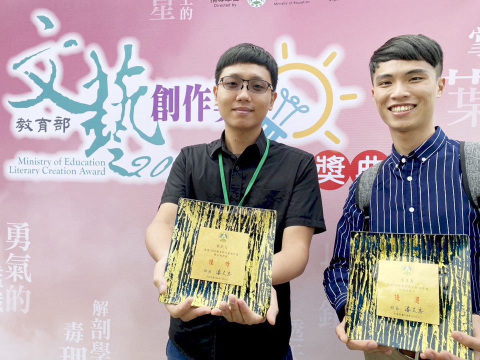 高中國文老師詹佳鑫(右)和中文所碩士生蔡凱文(左)同為28歲，今年都獲得教育部文藝創作獎。(陳國維 攝)