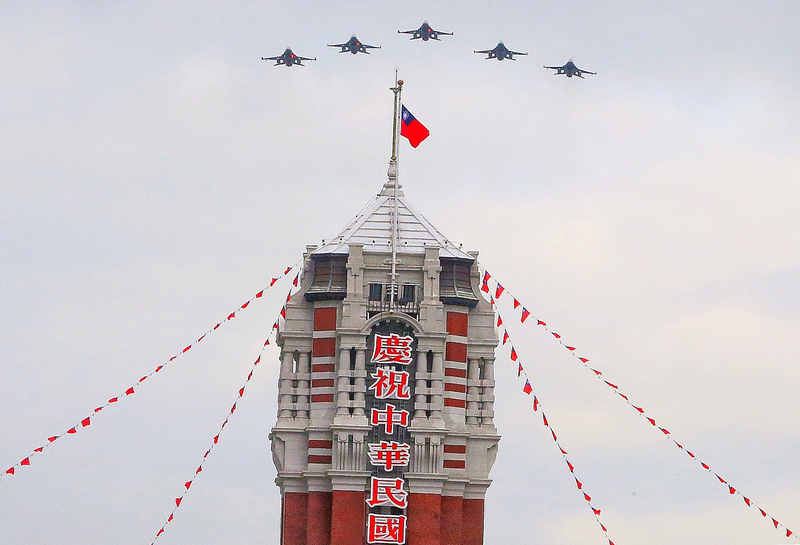 雙十國慶將至，此次國軍及空勤總隊出動47架共12型機飛越總統府。圖為2020年5架F-16V戰機編隊飛越總統府上空。(資料照/圖:中央社)