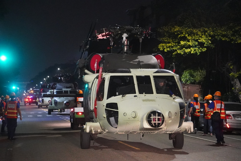 國防部移撥15架黑鷹直升機供內政部空中勤務總隊救災使用，最後6架重型黑鷹直升機7日運抵高雄港，8日凌晨拖運到高雄駐地，強化救災能量。(圖:中央社)