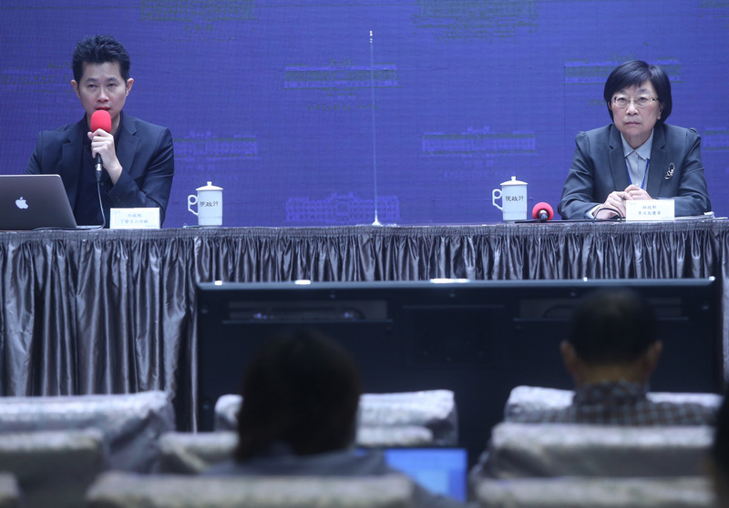 行政院會後記者會8日在新聞中心舉行，由發言人丁怡銘（左）主持，財政部次長李慶華（右）出席說明政策。(圖:中央社)