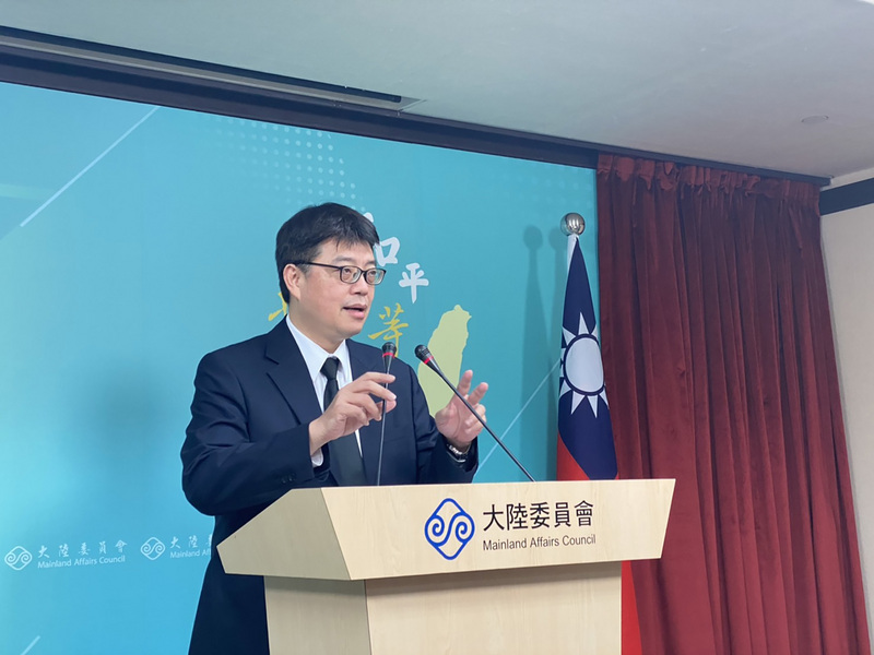 大陸委員會發言人邱垂正8日表示，除透過聯繫窗口聯絡外，港人陳同佳如要來投案，也可到駐港辦事處遞件申請，「相關簽證事宜，政府會依法處理」。