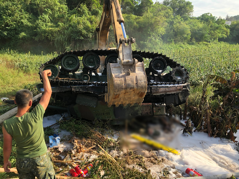 金門烈嶼一輛戰車8日在執行任務途中發生翻覆意外，造成一名中士殉職，駕駛弟兄受傷。（金門縣消防局提供）