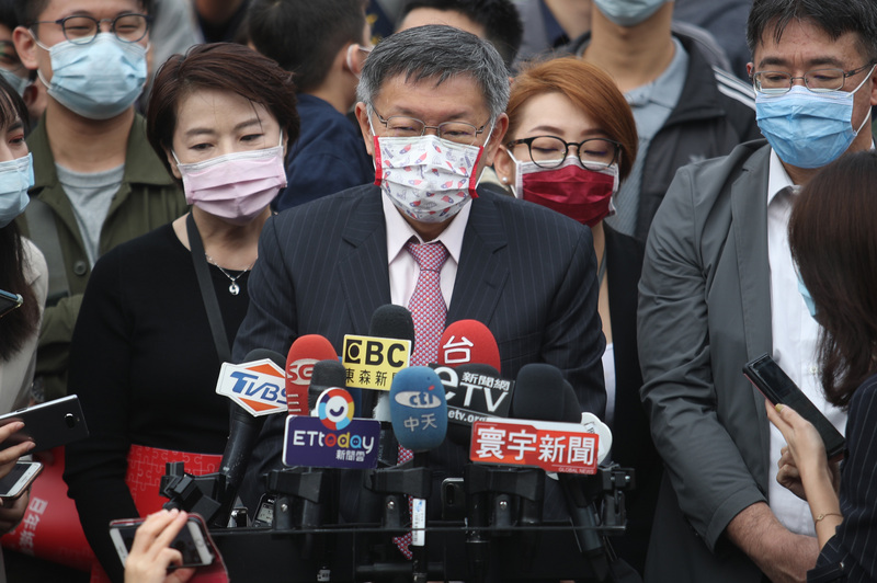 總統蔡英文發表國慶演說，提到兩岸關係的穩定是彼此共同責任，台北市長柯文哲（中）10日在市民廣場出席國慶升旗暨慶祝活動後受訪表示，「維持兩岸和平當然是雙方的責任」、「講得也是四平八穩」。(圖：中央社)