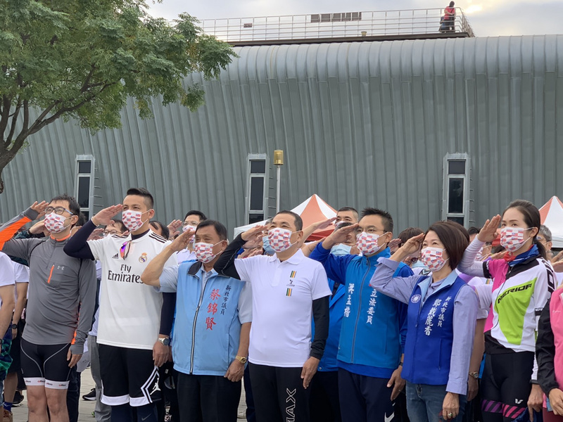 新北市長侯友宜（前右4）10日到新北市八里區的十三行博物館出席國慶升旗典禮。