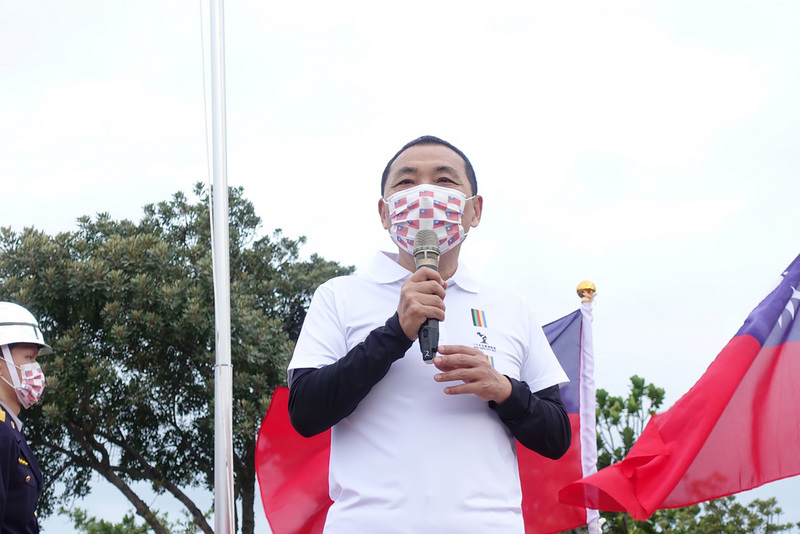 新北市長侯友宜10日到新北市八里區的十三行博物館出席國慶升旗典禮。(圖:中央社)