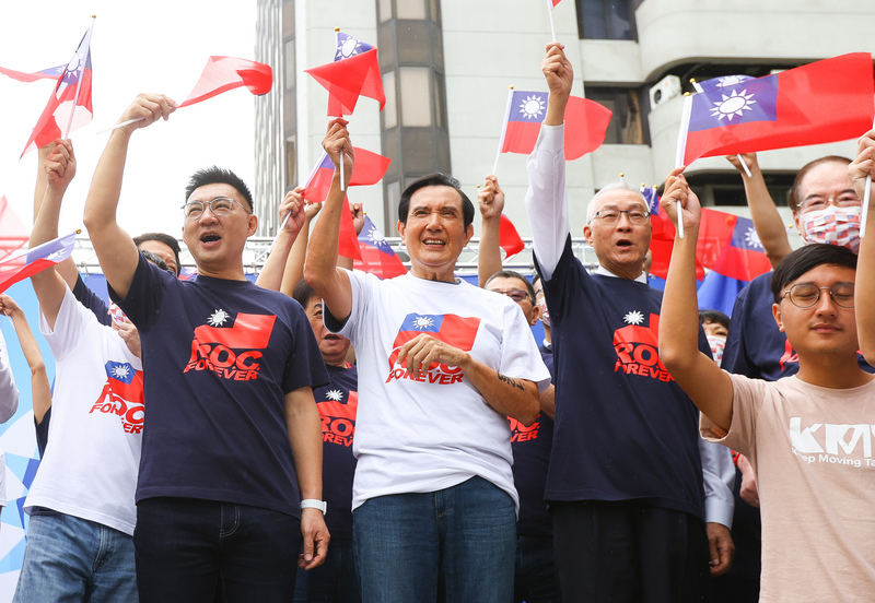 國民黨10日上午在中央黨部前廣場舉行「慶祝中華民國109年國慶日升旗典禮」，黨主席江啟臣（前左起）、前總統馬英九、前副總統吳敦義等人出席，與現場民眾共同慶祝中華民國生日。(圖：中央社)