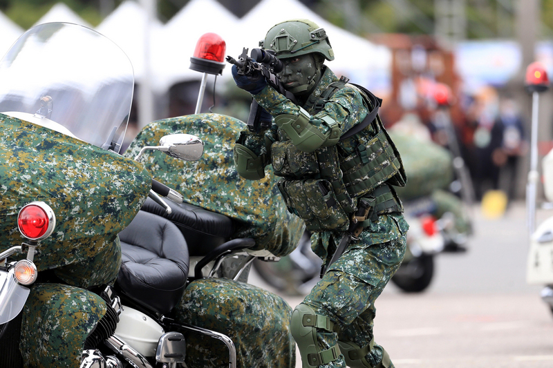 陸軍18日說明，戰鬥個裝籌補是依戰鬥、戰鬥支援及勤務支援等部隊屬性逐年換裝，預計2024年完成撥發。(示意圖／中央社)